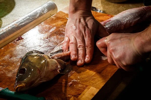 Primo Piano Chef Mani Pulite Grande Pesce Fresco Sul Tagliere — Foto Stock