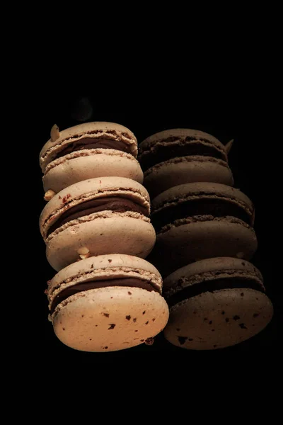 Row Three Peanut Macaroons Chocolate Filling Served Black Mirror Background — Stock Photo, Image