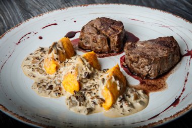 closeup mantar ve soğan sosu beyaz tabakta süslenmiş patates zrazy ile servis kan ile eti biftek ızgara