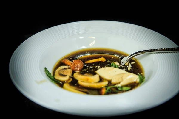 Вегетарианский Суп Крупным Планом Грибами Сыром Моцарелла Укропом Подается Ресторане — стоковое фото
