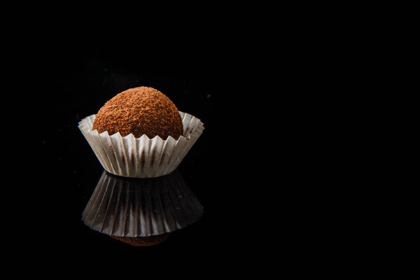 Крупный план полезных органических круглых шоколадных конфет ручной работы
