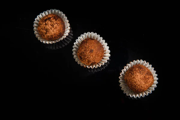 Bovenaanzicht op drie nuttige handgemaakte ronde chocolade snoepjes — Stockfoto