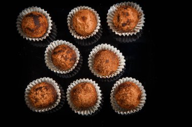 üstten görünüm yararlı el yapımı yuvarlak çikolata şekerleme büyük grup üzerinde