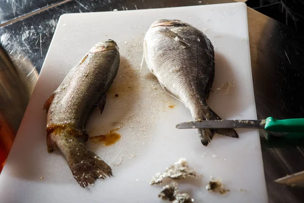 Две Свежие Рыбные Дорадо Форель Лежат Белой Доске — стоковое фото
