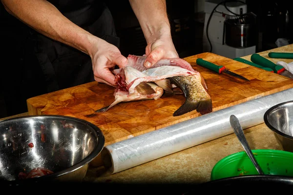 Manos Del Chef Limpiar Pescado Fresco Grande Tabla Cortar Madera — Foto de Stock