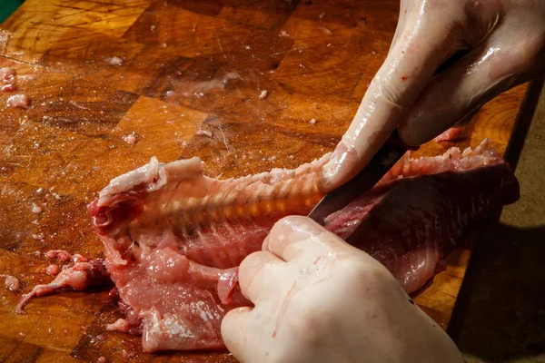 Zbliżenie Chef Ręce Cięcia Oczyszczone Filety Rybne Nożem Brązowy Deska — Zdjęcie stockowe