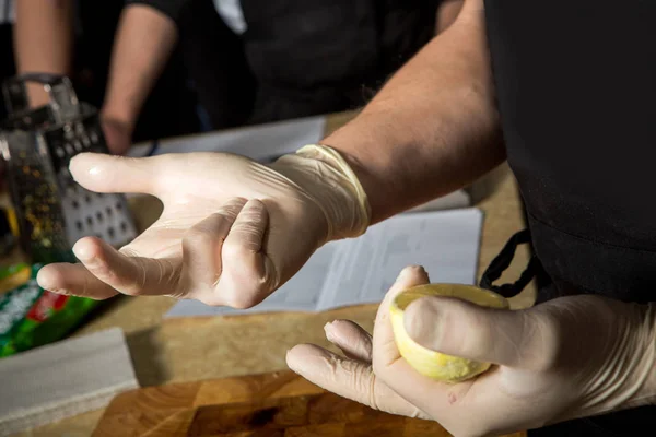 Nahaufnahme Chef Hände Handschuhen Halten Halb Gereinigte Zitrone Auf Küche — Stockfoto