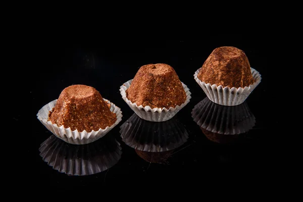 健康の有用な有機の手作りチョコレート菓子の行は飾らブラック ミラーの背景に茶色のカカオ パウダー — ストック写真