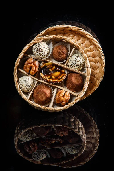 Pequena Caixa Artesanal Preenchida Com Sortidas Saudáveis Doces Artesanais Úteis — Fotografia de Stock