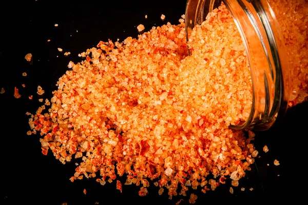 Крупным Планом Большая Оранжевая Натуральная Морская Соль Выливается Маленькой Стеклянной — стоковое фото