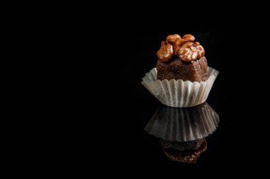 siyah ayna arka plan üzerinde ceviz portre sağlıklı yararlı organik el yapımı şeker süslenmiş