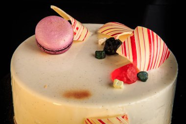 Üstten Görünüm portre lezzetli yuvarlak kek çikolata renkli, mor acıbadem kurabiyesi ile dekore edilmiş beyaz sır ve siyah arka plan üzerine hizmet marmelat