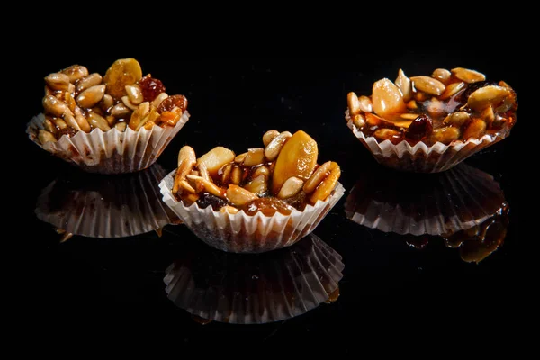 Close Três Doces Artesanais Úteis Saudáveis Decorados Com Girassol Caramelizado — Fotografia de Stock