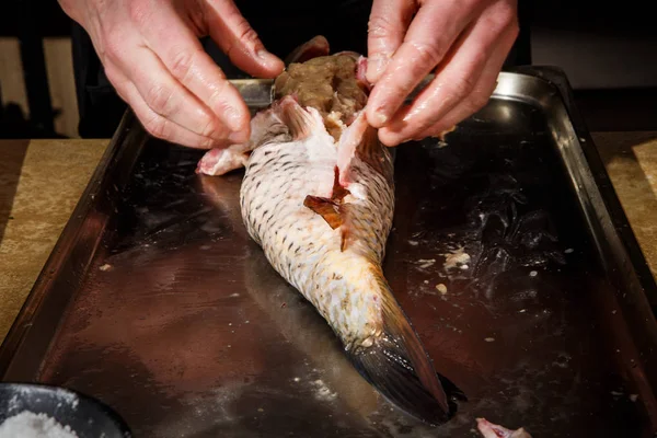 Человек Набивает Рыбу Поднос Выпечки Металла — стоковое фото
