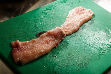 Üstten Görünüm iki balık fileto yeşil kesme tahtası üzerinde yalan