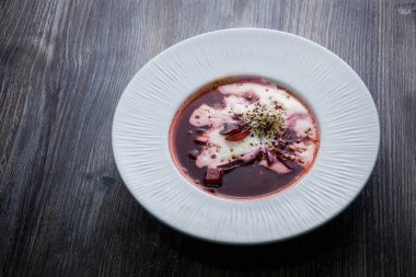 ev yapımı pancar çorbası ekşi krema ve buğday filizi ahşap masa üzerinde beyaz Restoran derin kasede servis ile dekore edilmiş