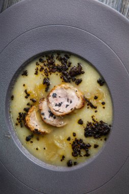 tatlı taze kremalı çorba üç adet ev yapımı sosis ahşap masa gri Restoran derin tabakta servis ile dekore edilmiş