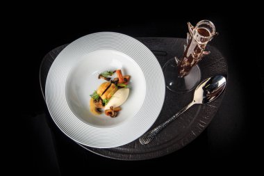 Üstten Görünüm vejetaryen tabağı mantar, mozzarella peyniri ve dereotu ile restoran beyaz tabak ve kaşık siyah arka plan üzerine servis