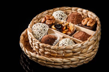 çeşitli sağlıklı yararlı el yapımı şekerlemeler ile dolu küçük el yapımı kutu