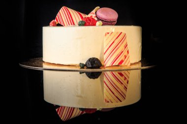 Beyaz sır ile lezzetli yuvarlak pasta