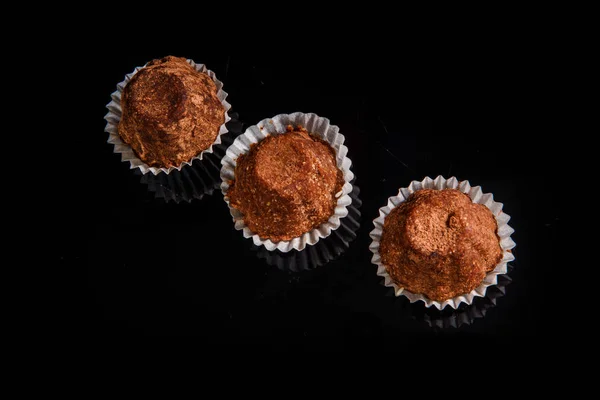 Üç sağlıklı yararlı organik el yapımı çikolata şekerleme Üstten Görünüm — Stok fotoğraf