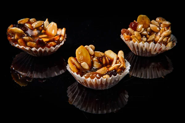 Trois de bonbons faits à la main utiles avec des graines de tournesol et de citrouille caramélisées — Photo