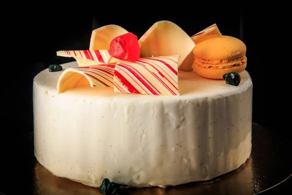 Closeup saboroso bolo redondo com esmalte branco — Fotografia de Stock