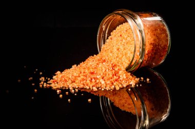 küçük cam kavanozdan dışarı dökülür closeup büyük portakal organik deniz tuzu