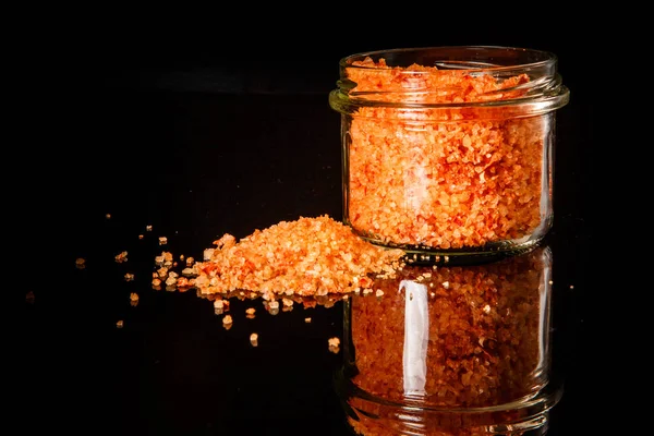Vértes kis üvegedénybe halom narancs bio tengeri só — Stock Fotó