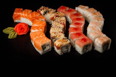 çeşitli philadelphia suşi ile Somon, yılan balığı, ton balığı ve kaplan karides alır.