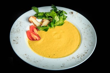 Üstten Görünüm sarı krem çorba mantar, domates ve maydanoz ile süslenmiş