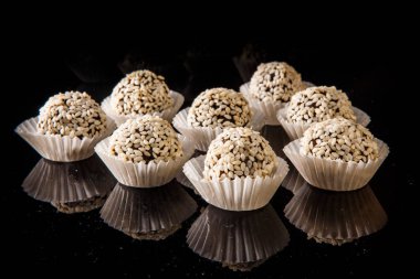 Grup susam ile yararlı yuvarlak el yapımı şeker