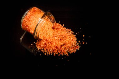 küçük cam kavanozdan dışarı dökülür büyük portakal organik deniz tuzu