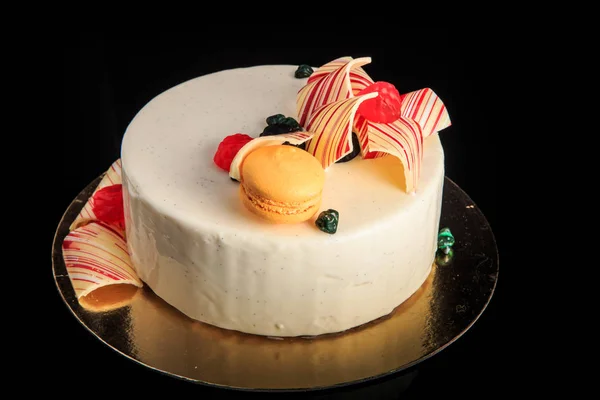 Pohled shora ručně kulatý dort s bílou glazurou — Stock fotografie