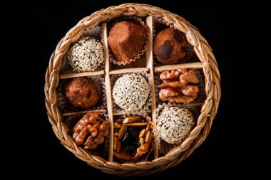 çeşitli sağlıklı yararlı el yapımı şekerlemeler ile dolu küçük el yapımı kutu üzerinde Üstten Görünüm