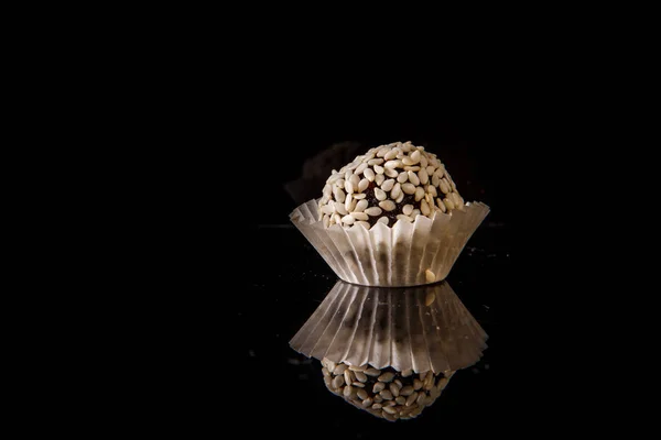Primer plano útil redondo caramelo hecho a mano con semillas de sésamo — Foto de Stock