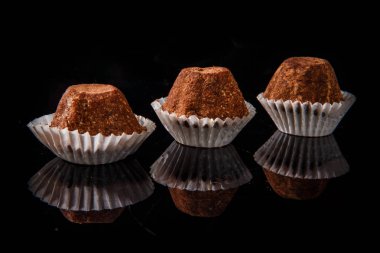 Üç sağlıklı yararlı organik el yapımı çikolata şekerleme portre satırı