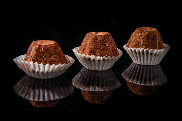 Большой ряд из трех полезных органических шоколадных конфет ручной работы
