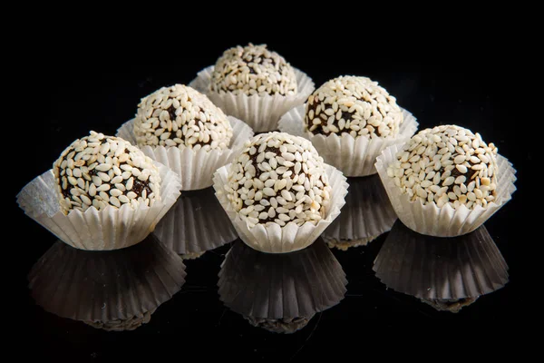 Grupo de útiles caramelos redondos hechos a mano con semillas de sésamo — Foto de Stock