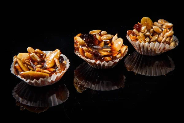 Rangée de trois bonbons faits à la main utiles avec des graines de tournesol et de citrouille caramélisées — Photo