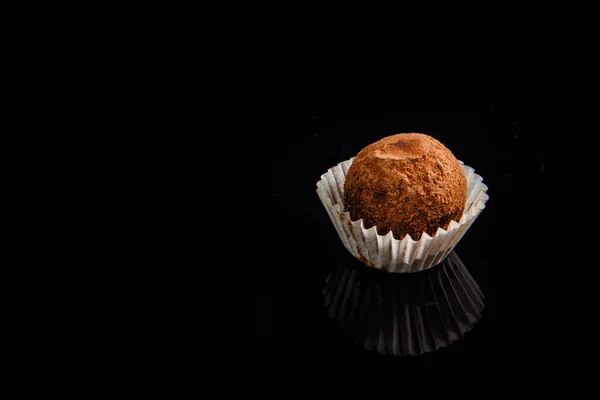 Closeup nuttig handgemaakte ronde chocoladesuikergoed op zwarte achtergrond — Stockfoto