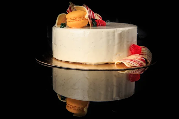 Delicioso bolo redondo com esmalte branco decorado com macaron amarelo — Fotografia de Stock