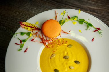 Turuncu macaron dekorasyon taze kabak krem çorbası