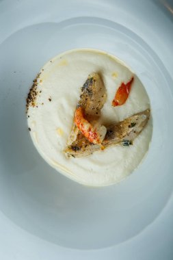 kızarmış balık, karides ve baharat eseriyle dekore closeup beyaz kremalı çorba
