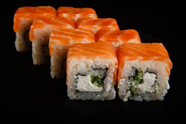 Japon rulo suşi somon füme, salatalık ve krem peynir ile