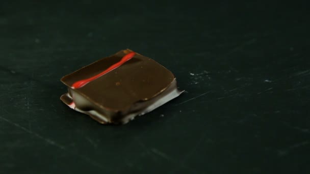 Closeup Slow Panorama Small Square Chocolate Candy Decorated Red Caramel — Stock Video