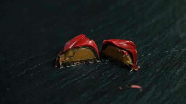 Close Corte Meio Pequeno Chocolate Vermelho Doce Com Recheio Caramelo — Vídeo de Stock