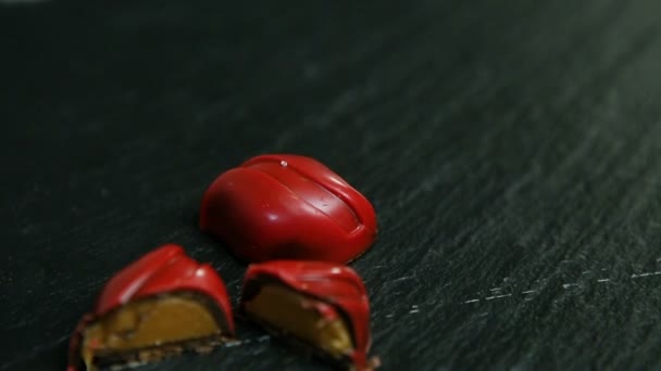Closeup Confectionery Mão Colocar Seis Balas Chocolate Bola Redonda Decorada — Vídeo de Stock