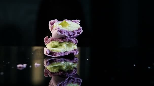 Mitad Del Postre Macaron Violeta Roto Con Soporte Relleno Cremoso — Vídeo de stock