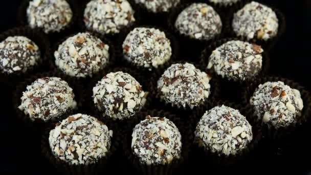 Zoom Suave Grandes Caramelos Chocolate Grupo Decorados Con Nueces Trituradas — Vídeo de stock